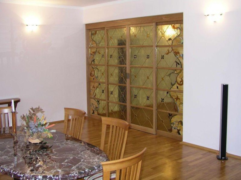 Перегородка для гостиной с цветным стеклом и декоративными вставками Славянск-на-Кубани