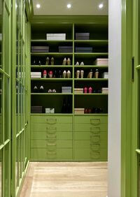 Г-образная гардеробная комната в зеленом цвете Славянск-на-Кубани